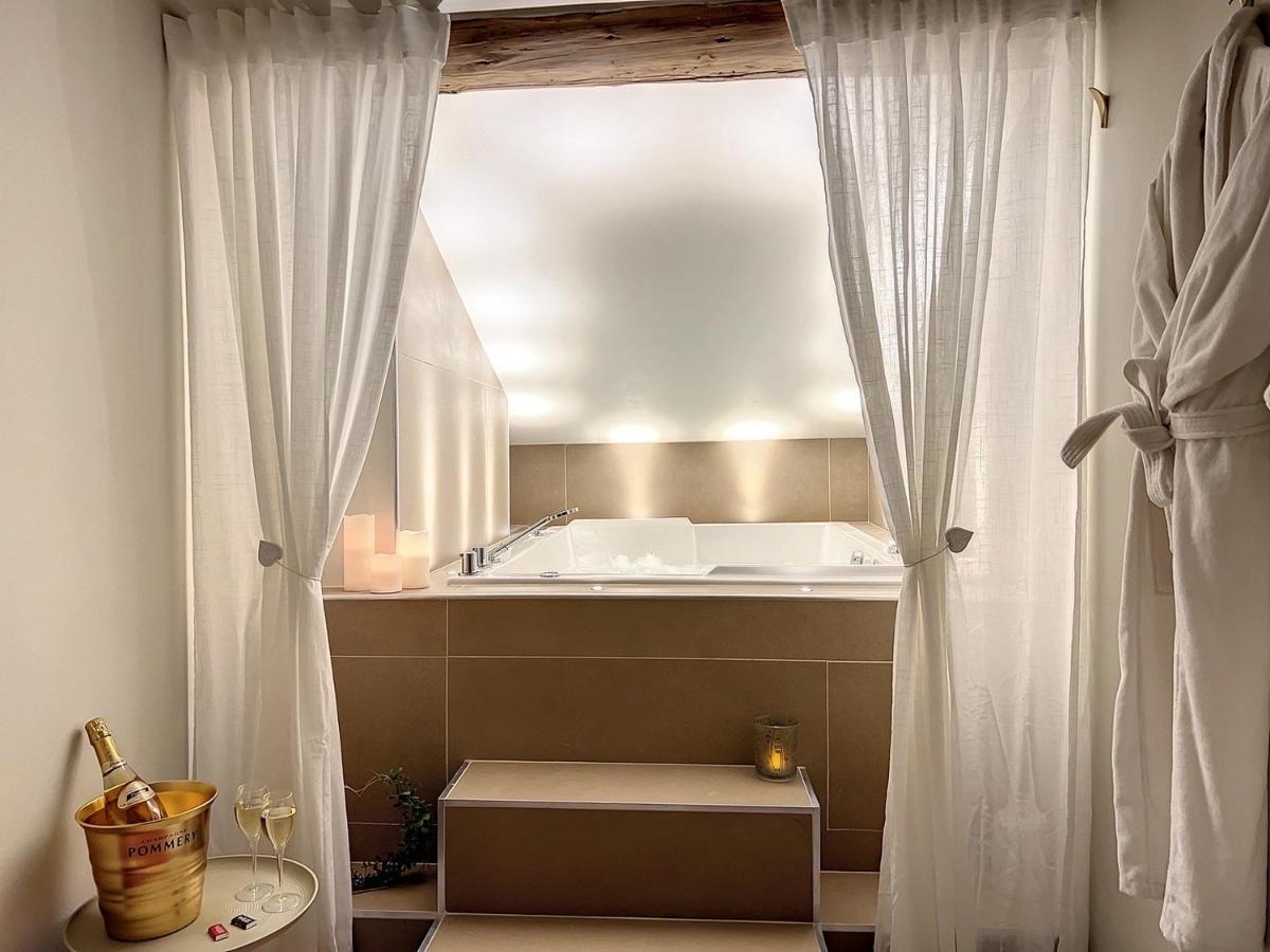 Cocon Blanc Calin Avec Jacuzzi Privatif - Loveroom Insolite Saint-Etienne  Exteriér fotografie